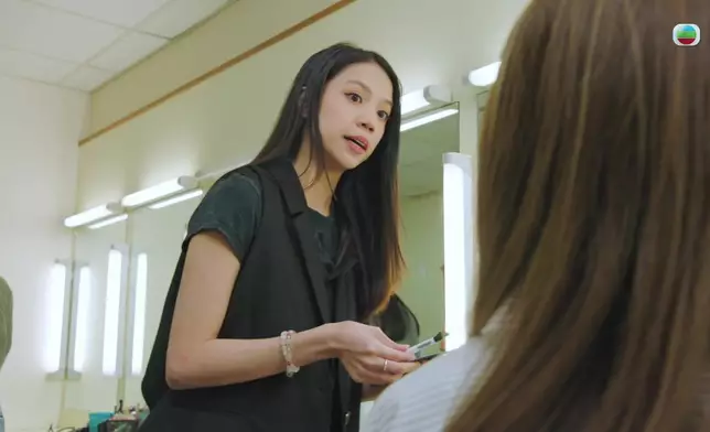 勢利化妝師向車婉婉白眼，幸好徐榮認識造型總監，化妝師對車婉婉態度即時 180 度 改變。