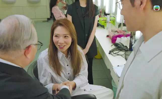 勢利化妝師向車婉婉白眼，幸好徐榮認識造型總監，化妝師對車婉婉態度即時 180 度 改變。