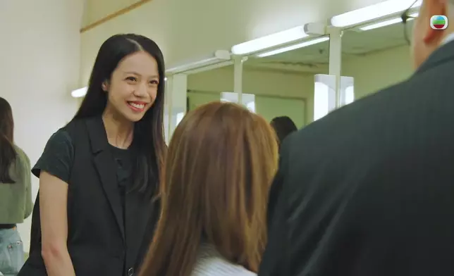 勢利化妝師向車婉婉白眼，幸好徐榮認識造型總監，化妝師對車婉婉態度即時 180 度 改變。