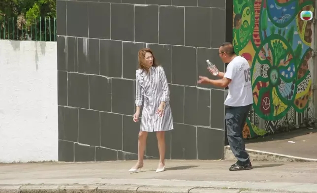 徐榮去攞車期間，疑似狂迷突然出現，嚇到車婉婉走夾唔抖。