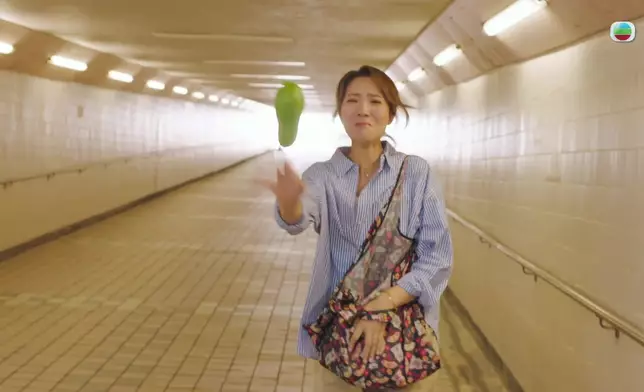 車婉婉用餸菜掟狂迷，但對方全部避開，車婉婉更不慎拗柴跌低。