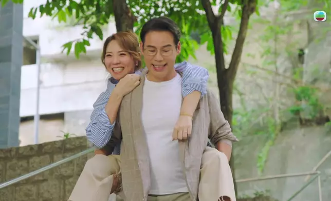 徐榮繼續孭車婉婉，超開心。