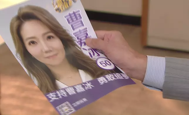 李茵彤交report畀教授，但原來夾住車婉婉的宣傳單張，超級老尷。