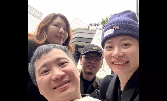 張欣怡曾因「沒為意」陳燕麟坐輪椅，自拍時沒有把他攝入鏡頭，經友人提醒後補拍。 