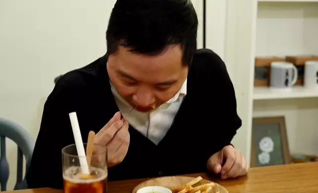 吃飯方面，陳燕麟能夠自己吃就自己吃。