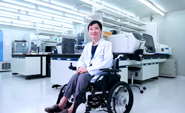 陳燕麟除了是病理部主治醫師，亦積極參與基因研究，希望阻止肌肉萎縮症遺傳下一 代。 