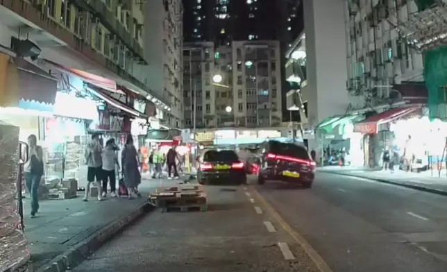 涉事平治（右）撞到一部車輛。網上圖片
