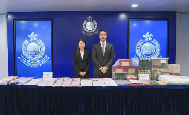 警方商業罪案調查科警司朱銘麟（右）及總督察盧愛健（左）向傳媒展示證物。