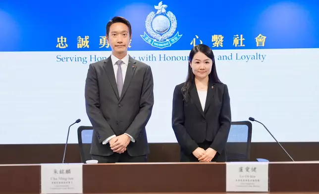 警方商業罪案調查科警司朱銘麟（左）及總督察盧愛健（右）向傳媒簡報案情。