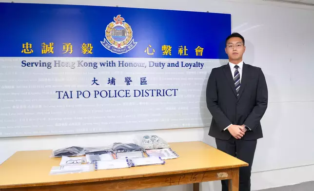 大埔警區重案組督察麥嘉昊展示證物。