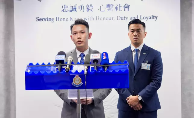警方深水埗警區刑事總督察黃泳洪（左）及反三合會行動組督察鄭源霖（右）向傳媒簡報案情。