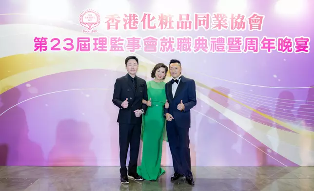 蘇志威（右）與李思捷（左）支持好友謝景霞Grace擔任香港化粧品同業協會會長。