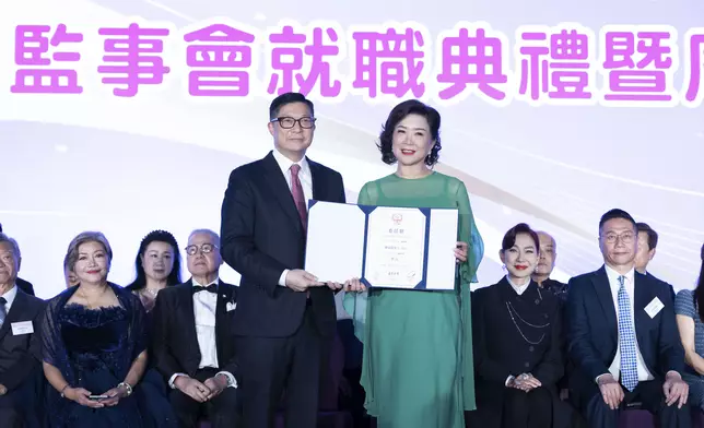 「香港化粧品同業協會」會長謝景霞MH接受保安局局長鄧炳強GBS, PDSM, JP頒發委任狀。