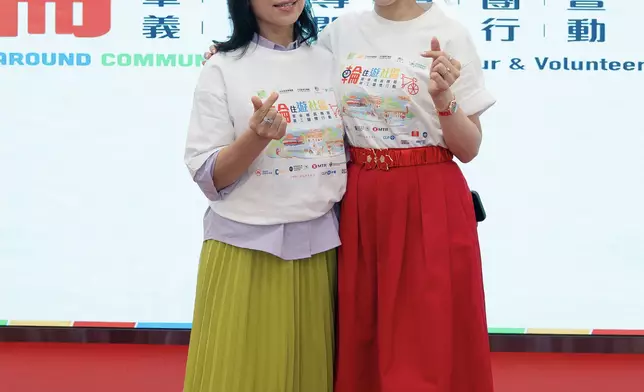 眾人帶領師生宣讀「單車友善約章」，首週累計逾1,800名學生參與。