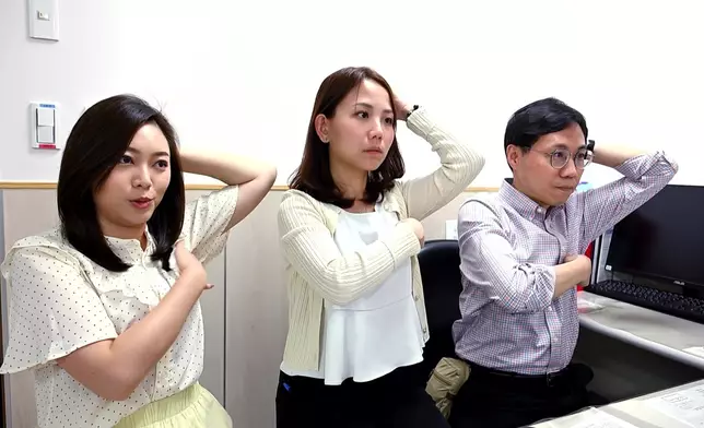 鄭伃書醫生教三位主持「一二三」乳房自我檢查口訣及方法。