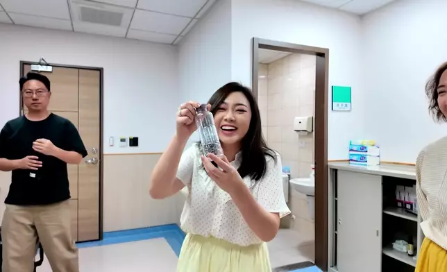 鄭醫生叮囑黃曉瑩要多喝水。