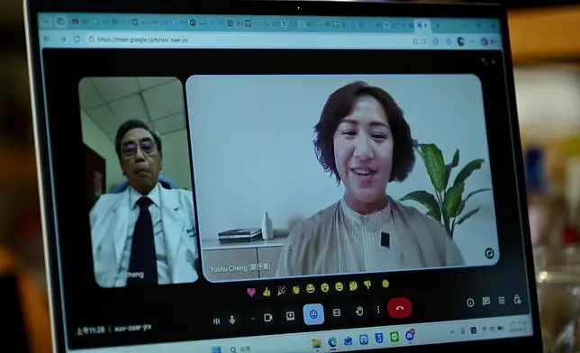 同為醫生的鄭爸爸，透過視像鼓勵女兒「把人生過得快樂一點」才重要，場面感人。