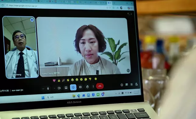 同為醫生的鄭爸爸，透過視像鼓勵女兒「把人生過得快樂一點」才重要，場面感人。