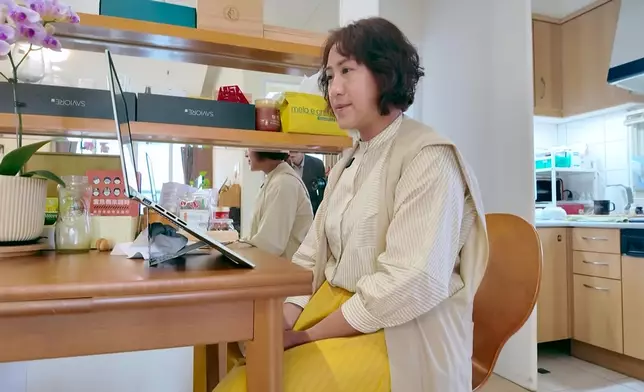 同為醫生的鄭爸爸，透過視像鼓勵女兒「把人生過得快樂一點」才重要，場面感人。