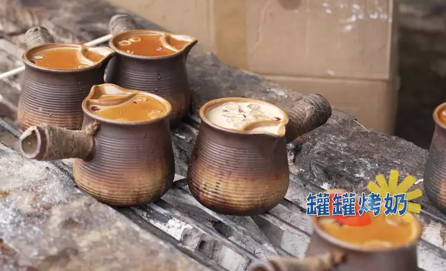 Joji似乎不太接受傣族的罐罐烤奶。