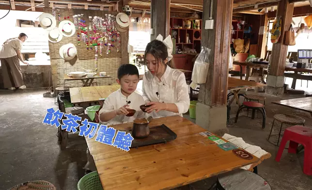 Joji似乎不太接受傣族的罐罐烤奶。