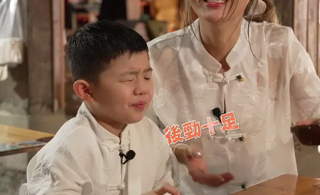Joji似乎不太接受傣族的罐罐烤奶。