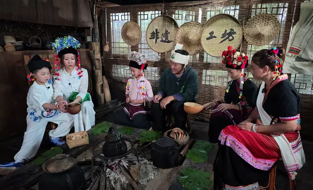 母子打抄成傣族人，到當地家庭體驗生活。