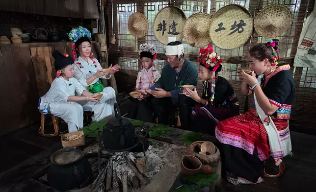母子打抄成傣族人，到當地家庭體驗生活。