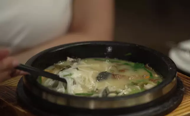 雲南過橋米線保溫的秘密在湯面的雞油。