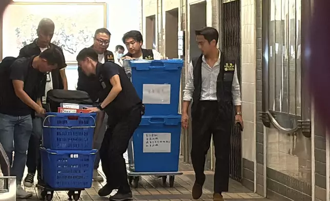警方檢走公司文件。巴士的報記者攝