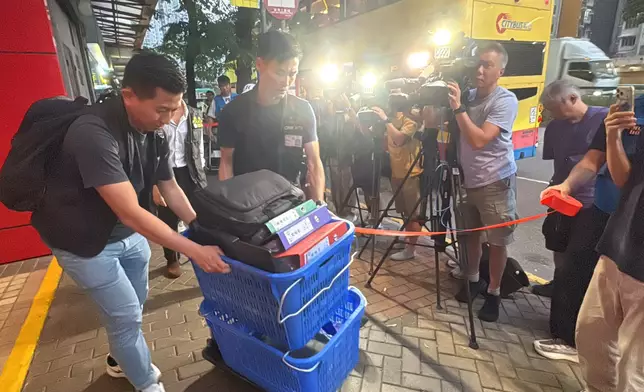 警方檢走公司文件。巴士的報記者攝
