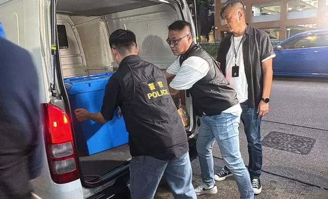 警方將檢走的公司文件搬上貨車。巴士的報記者攝