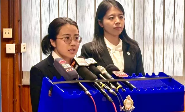 油尖警區情報組督察蘇倩怡（右）及刑事調查隊第六隊督察歐陽樂澄（左）向傳媒簡報案情。