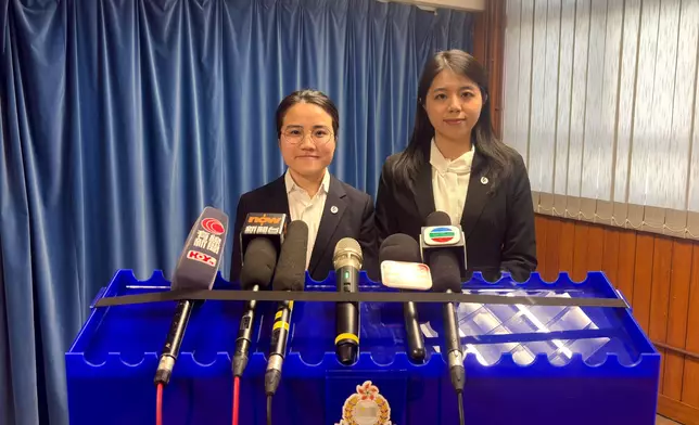 油尖警區情報組督察蘇倩怡（右）及刑事調查隊第六隊督察歐陽樂澄（左）向傳媒簡報案情。