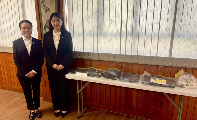 蘇倩怡（右）及歐陽樂澄（左）展示證物。