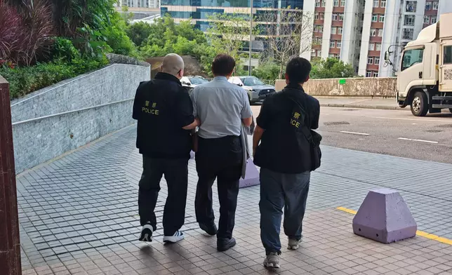 被捕臺日電梯79歲姓張的股東及董事（中）。
