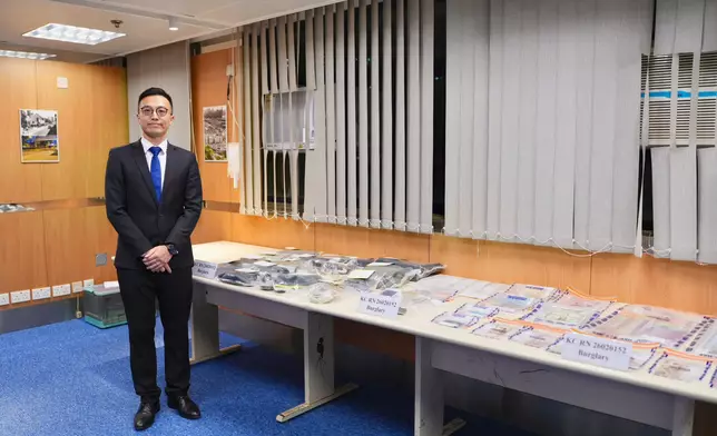 九龍城警區重案組高級督察曾嘉俊展示證物。