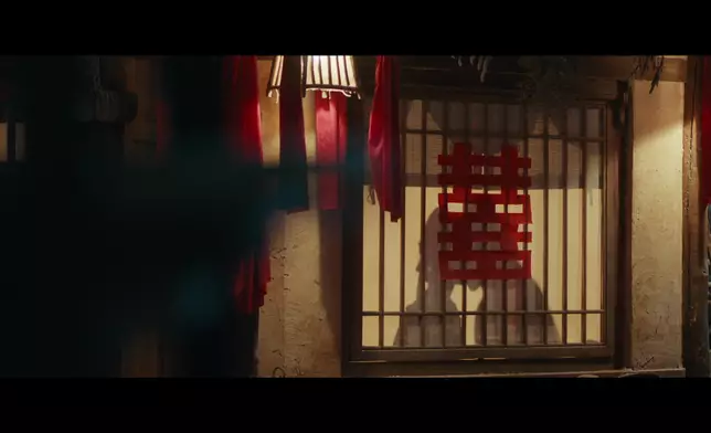 導演以剪影交疊洞房畫面。