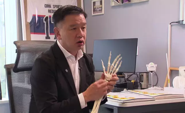 中大醫學院副院長容樹恒醫生透露，Clara會拿著模型向病人講解解剖學，而且可以講足一、兩小時，直到病人明白為止。