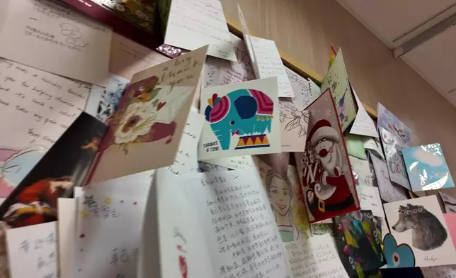 這幅牆，佈滿了病人寫給Clara的感謝咭，亦是偶爾會令容醫生觸景傷情的存在。