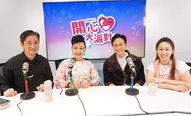 張智霖接受《開心大派對》訪問。