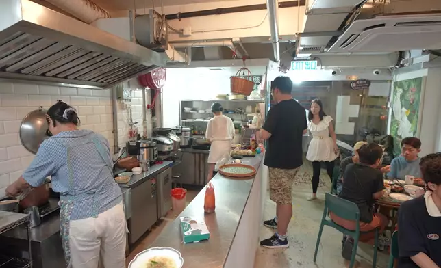 老闆娘李太堅持親自下廚。