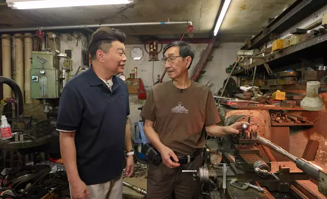 從事機器廠工作 62 年嘅明哥。
