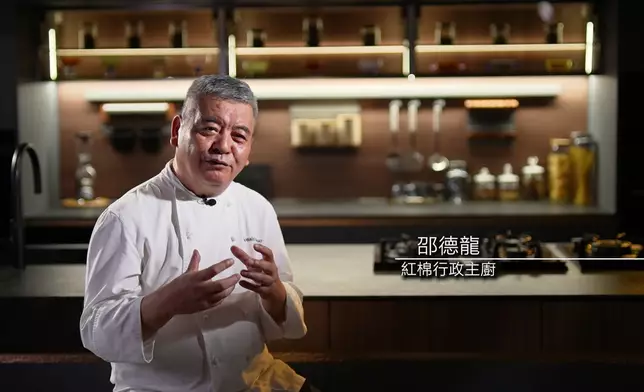 「一飯封神」的邵德龍在節目中分享炮製焗豬扒飯心得，其中一個重點係豬油同蔥。