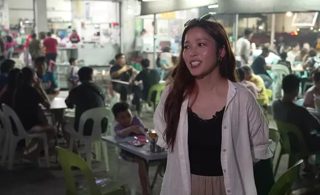 兩母子一抵埗便幫襯路邊攤，靠把口認識馬來西亞。