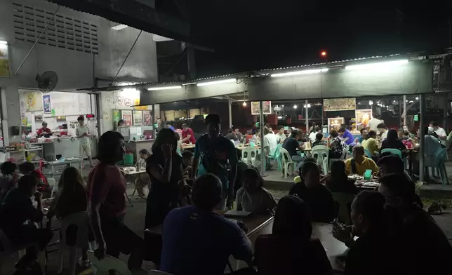 兩母子一抵埗便幫襯路邊攤，靠把口認識馬來西亞。