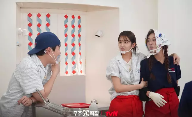 首爾店第三天有都敬秀（D.O.）擔任兼職生。節目組IG圖片
