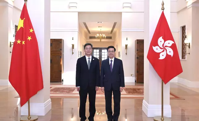 藍佛安（左）和李家超（右）合照。政府新聞處圖片