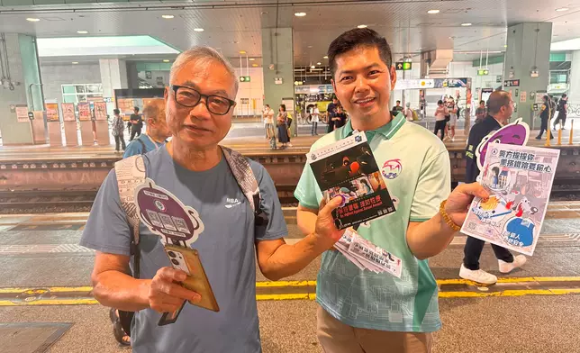 屯門區少年警訊名譽會長楊霳陞先生向市民宣傳保護婦女安全。