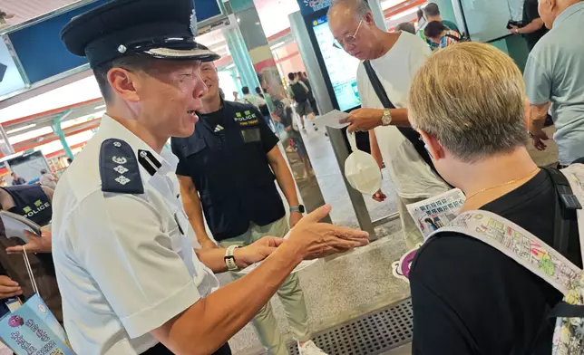 屯門警區指揮官馬偉卿總警司向市民作保護婦女宣傳。